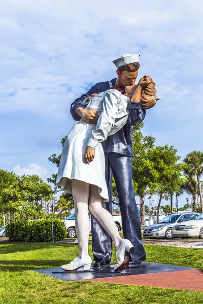 Statue Unconditional surrender by Seward Johnson — Stock Photo, Image