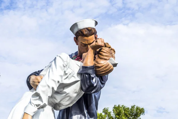 Socha bezpodmínečnou kapitulaci tím seward johnson — Stock fotografie