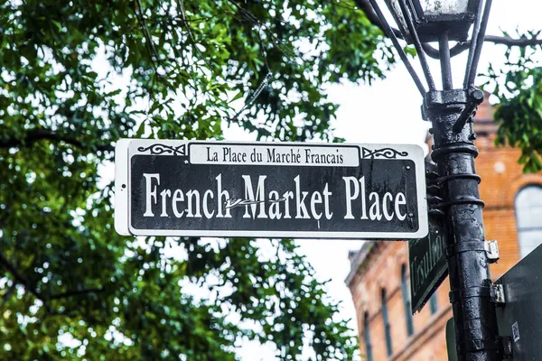 Streetsign французький ринок місце в Новому Орлеані французький квартал — стокове фото