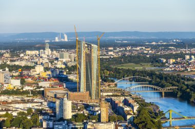 ecb bina ile Frankfurt Hava