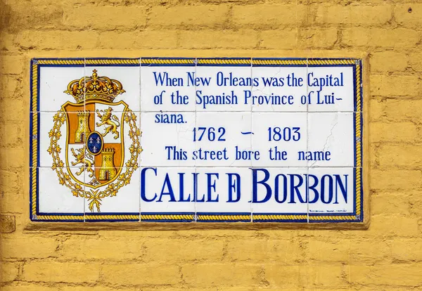 Cartel de calle histórica de Bourbon Street en una pared — Foto de Stock