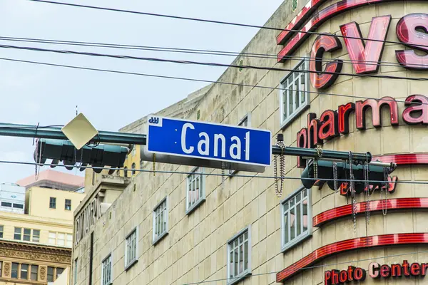 Straatnaambord kanaal in new orleans in Frans kwartaal — Stockfoto