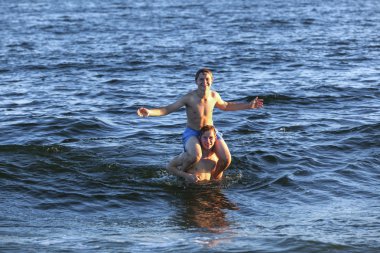 Okyanusta sırtıma oynamak eğlenceli çocuklar var