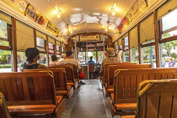 Passagerare fylla placerar av en av de historiska grön St charl — Stockfoto