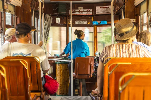 Пассажиры занимают места в одном из исторических зеленых Сент-Чарльз — стоковое фото