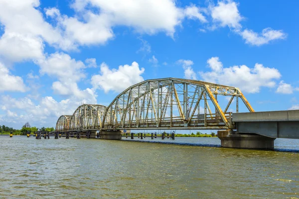 Oude brug in Oost-gebied van new orleans overschrijding van de baai — Stockfoto
