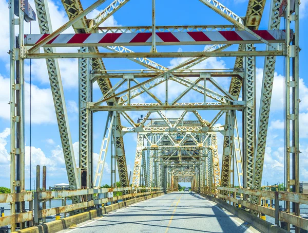 Vecchio ponte nella zona est di New Orleans attraversando la baia — Foto Stock