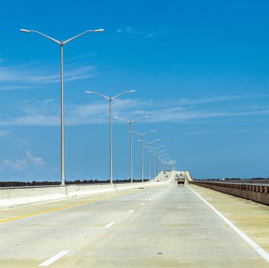 bay St louis Mississippi boş köprüsünde öğle sıcağında
