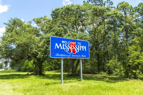 Rött, vitt och blått tecken för att välkomna resenärer till Mississippi - — Stockfoto