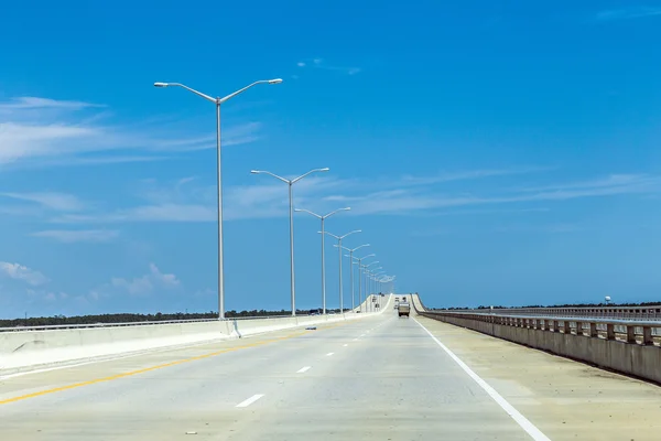 Ponte vazia na baía de St. Louis no Mississippi no calor do meio-dia — Fotografia de Stock