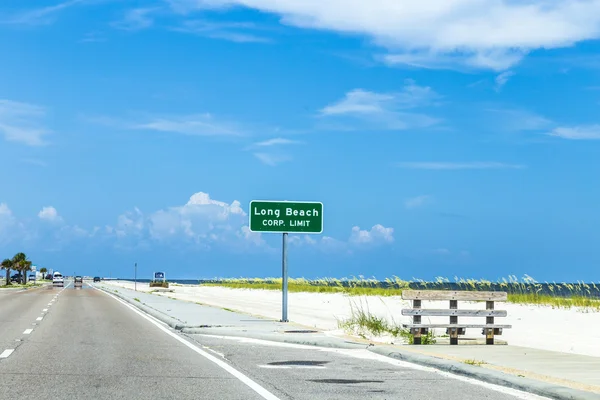 Vägskylt lång strand på motorväg 90 i passera kristna — Stockfoto
