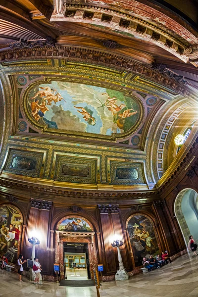 La gente studia alla New York Public Library di New York — Foto Stock