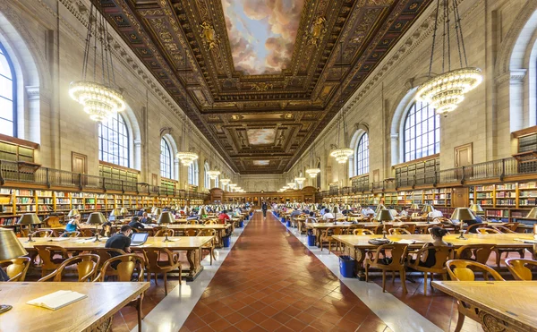 As pessoas estudam na Biblioteca Pública de Nova York, em Nova York — Fotografia de Stock