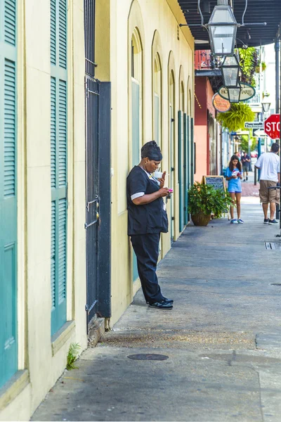 Официанты курят на тротуаре сигарету — стоковое фото