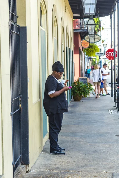 Cameriere fuma sul marciapiede una sigaretta — Foto Stock
