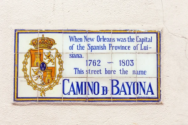 카미노 드 Bayona 프랑스에서 타일에 그려진 오래 된 거리 이름 — 스톡 사진