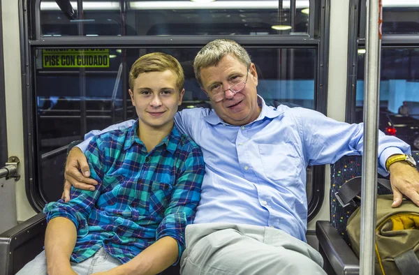 Отец и сын в автобусе аэропорта после прибытия — стоковое фото