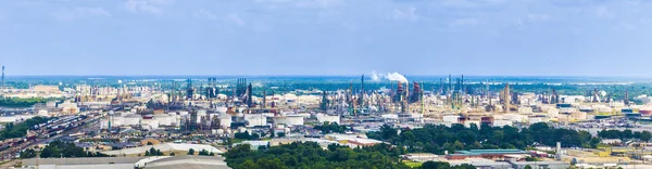 Pohled z Batonu na ropné rafinérie — Stock fotografie