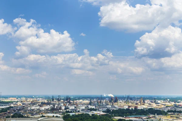 Zicht van Baton naar de olieraffinaderijen — Stockfoto