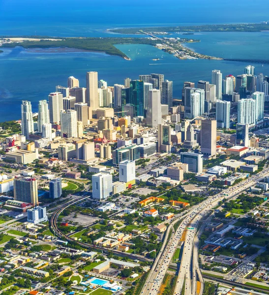 Luchtfoto van de stad en het strand van miami — Stockfoto