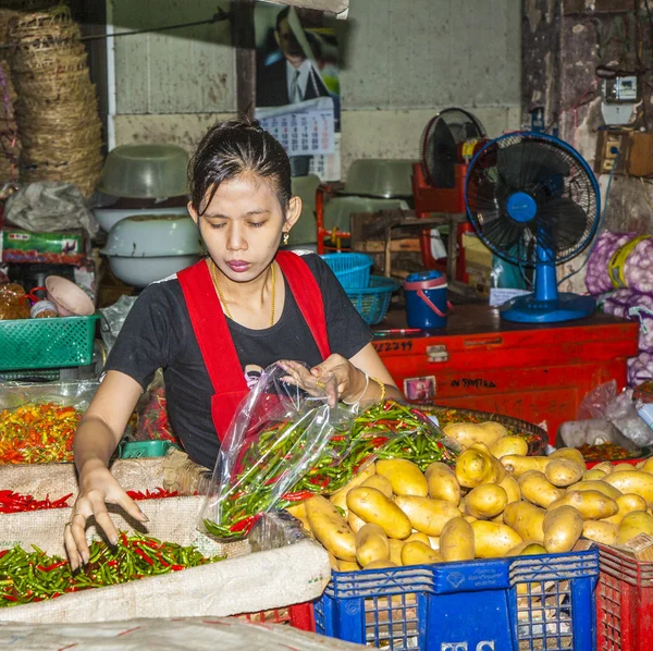 Women sells fresh potatoes at the morning market Pak Khlong Thal — Stock Photo, Image