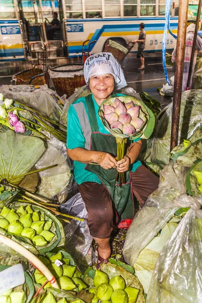 Неопознанная женщина продает цветы на улице — стоковое фото