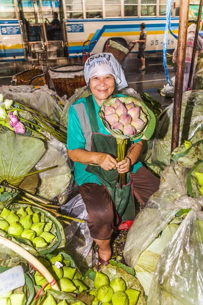 Mulher não identificada vende flores na rua — Fotografia de Stock