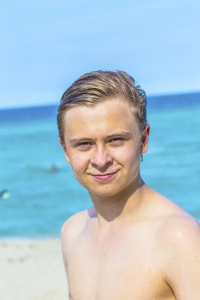 在沙滩上与 swi 后湿头发英俊自信少年 — 图库照片