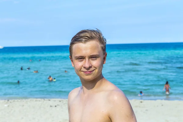 Knappe vertrouwen tiener op het strand met natte haren na swi — Stockfoto