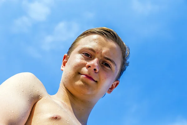 Guapo confiado adolescente en la playa con el pelo mojado después swi —  Fotos de Stock