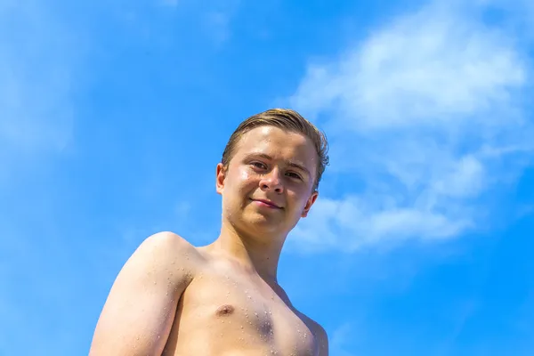 Plajda swi sonra ıslak saçlı yakışıklı kendine güvenen genç — Stok fotoğraf