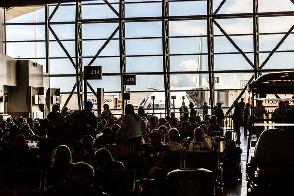 Passagerare vänta för ombordstigning på miami internationella flygplats — Stockfoto