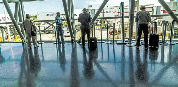 Oczekiwania pasażerów na pokład na międzynarodowe lotnisko w miami — Zdjęcie stockowe