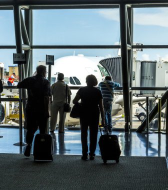 miami Uluslararası Havaalanı'nda yatılı için yolcu bekleme