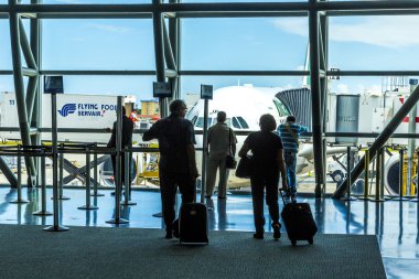 miami Uluslararası Havaalanı'nda yatılı için yolcu bekleme