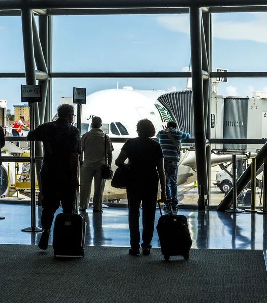 Passagerare vänta för ombordstigning på miami internationella flygplats — Stockfoto
