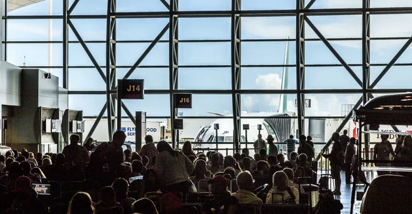 在迈阿密国际机场登机的乘客等待 — 图库照片