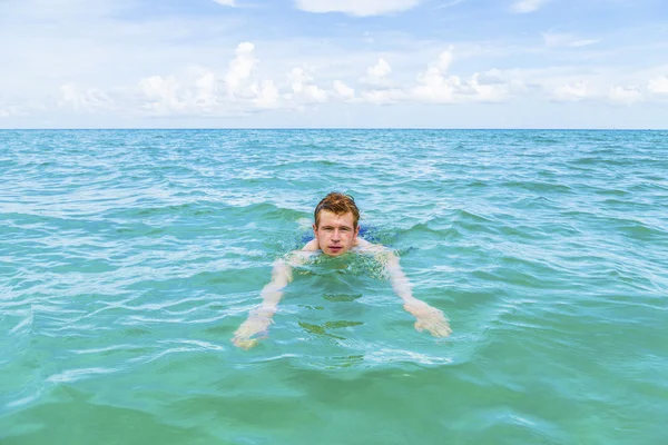 Tonårspojke har simning i havet — Stockfoto