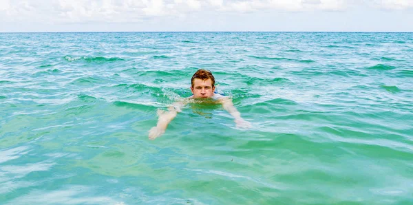 Хлопчик-підліток любить плавати в океані — стокове фото