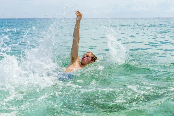 Bonito teen backstroking no o oceano — Fotografia de Stock