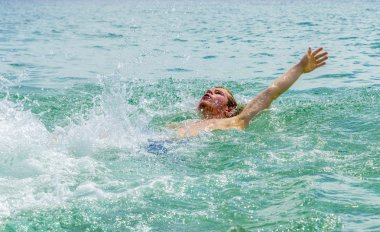 Okyanusta backstroking yakışıklı genç