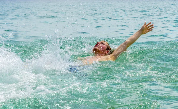 Bonito teen backstroking no o oceano — Fotografia de Stock