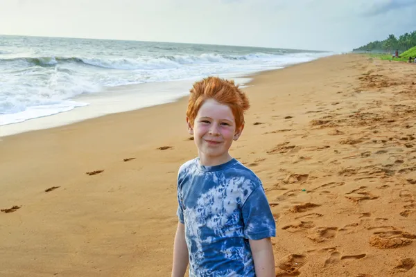 Παιδί με κόκκινα μαλλιά, στην παραλία κοντά στο Κολόμπο — Φωτογραφία Αρχείου