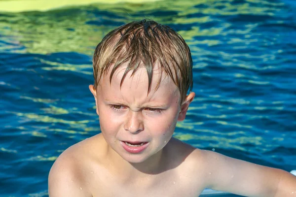 Söt pojke på en båt är arg — Stockfoto