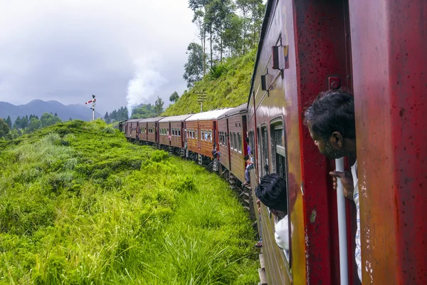 Människor reser i tåget colombo till nuwara eliya Stockfoto