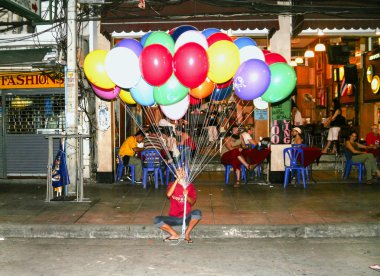 khao san Road balon adam satıyor