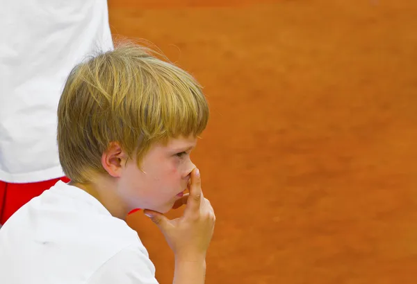 El muchacho descansa entre los partidos de tenis —  Fotos de Stock