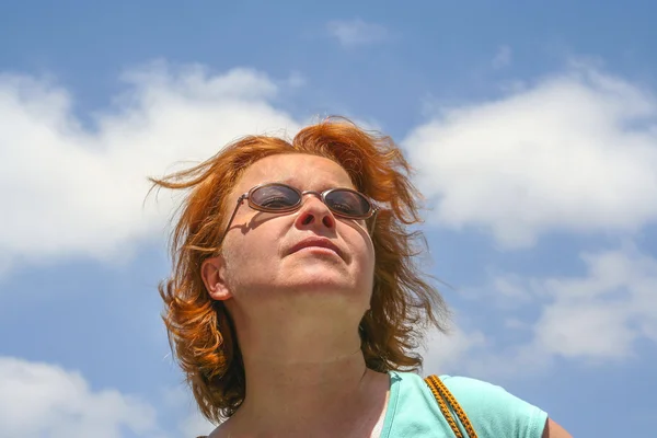 Mujer atractiva con el pelo rojo — Foto de Stock