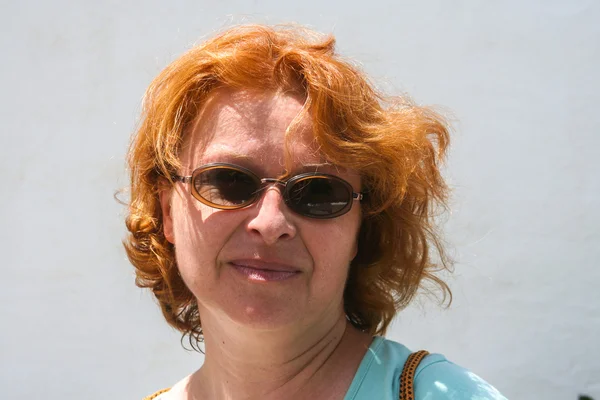 Atraktivní žena s červenými vlasy — Stock fotografie