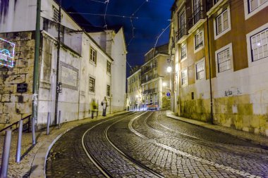 tramvay Lizbon eski kısmı gece raylar.